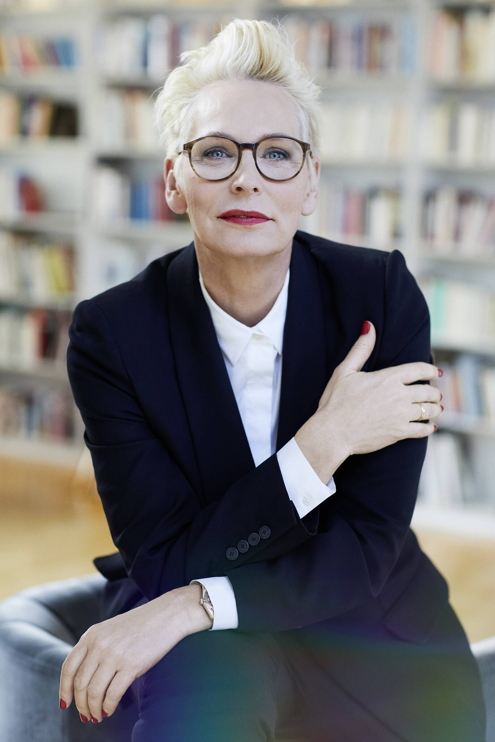 Öffnet die Seite 'Feierliche Auftaktveranstaltung: „Avas Geheimnis: Meine Begegnung mit der Einsamkeit“ – Lesung und Gespräch mit Bärbel Schäfer.' Schäfer_© -Esther_Haase